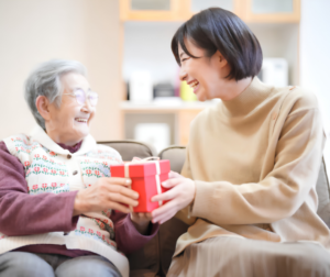 Người cao tuổi Nhật Bản nhận quà từ con cháu vào Ngày Kính Lão